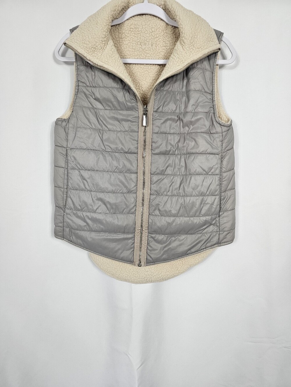 Varley Ellis Reversible Quilt Gillet in Light Gray - Size XS